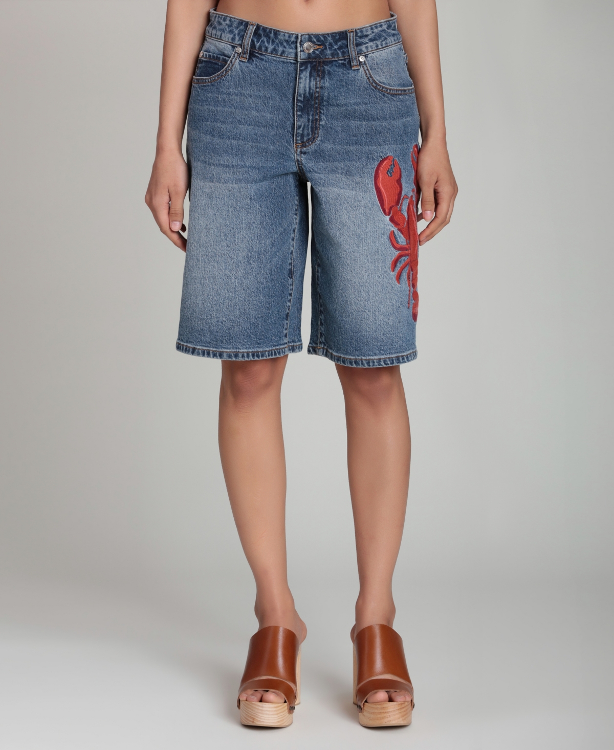 Avec Les Filles Women’s Mid-Rise Lobster Embroidered Denim Shorts – Criollo Wash Avec Les Filles Women’s Mid-Rise Lobster Embroidered Denim Shorts – Criollo Wash