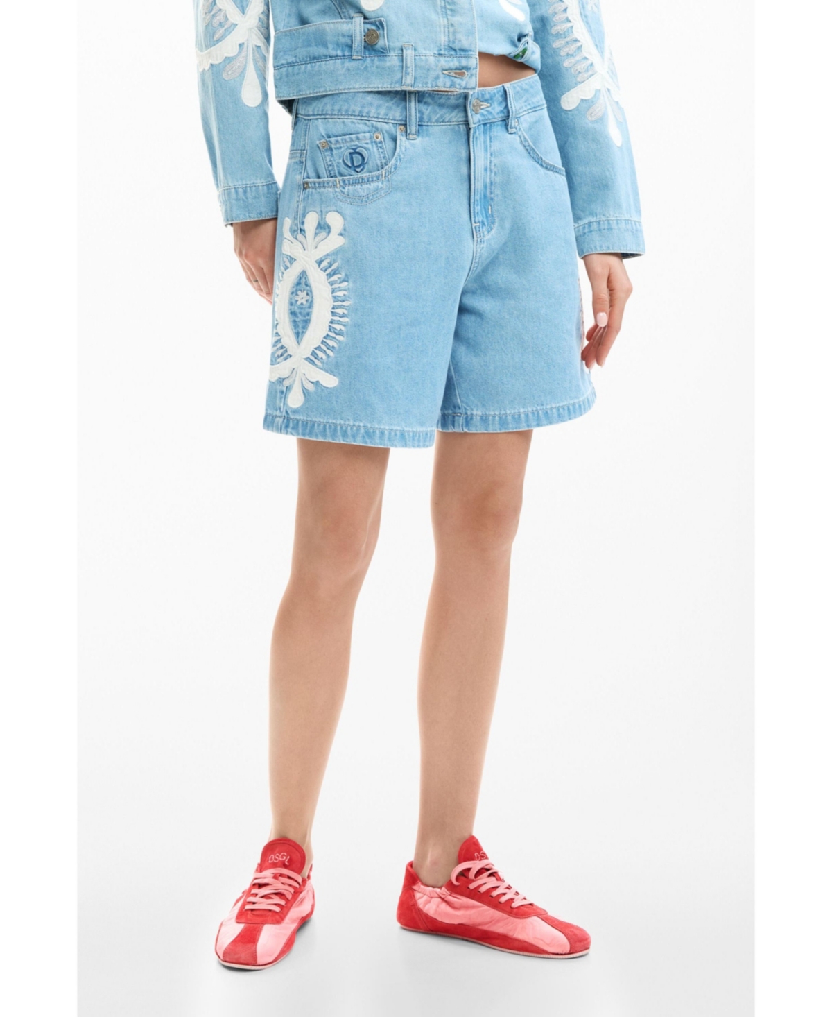 Desigual Women’s Denim Bermuda shorts with embroidery Shorts – Medium blue Desigual Women’s Denim Bermuda shorts with embroidery Shorts – Medium blue