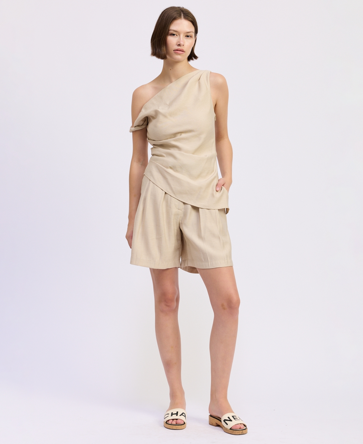 En Saison Women’s Selma Mid-Rise Pleated Shorts – Natural