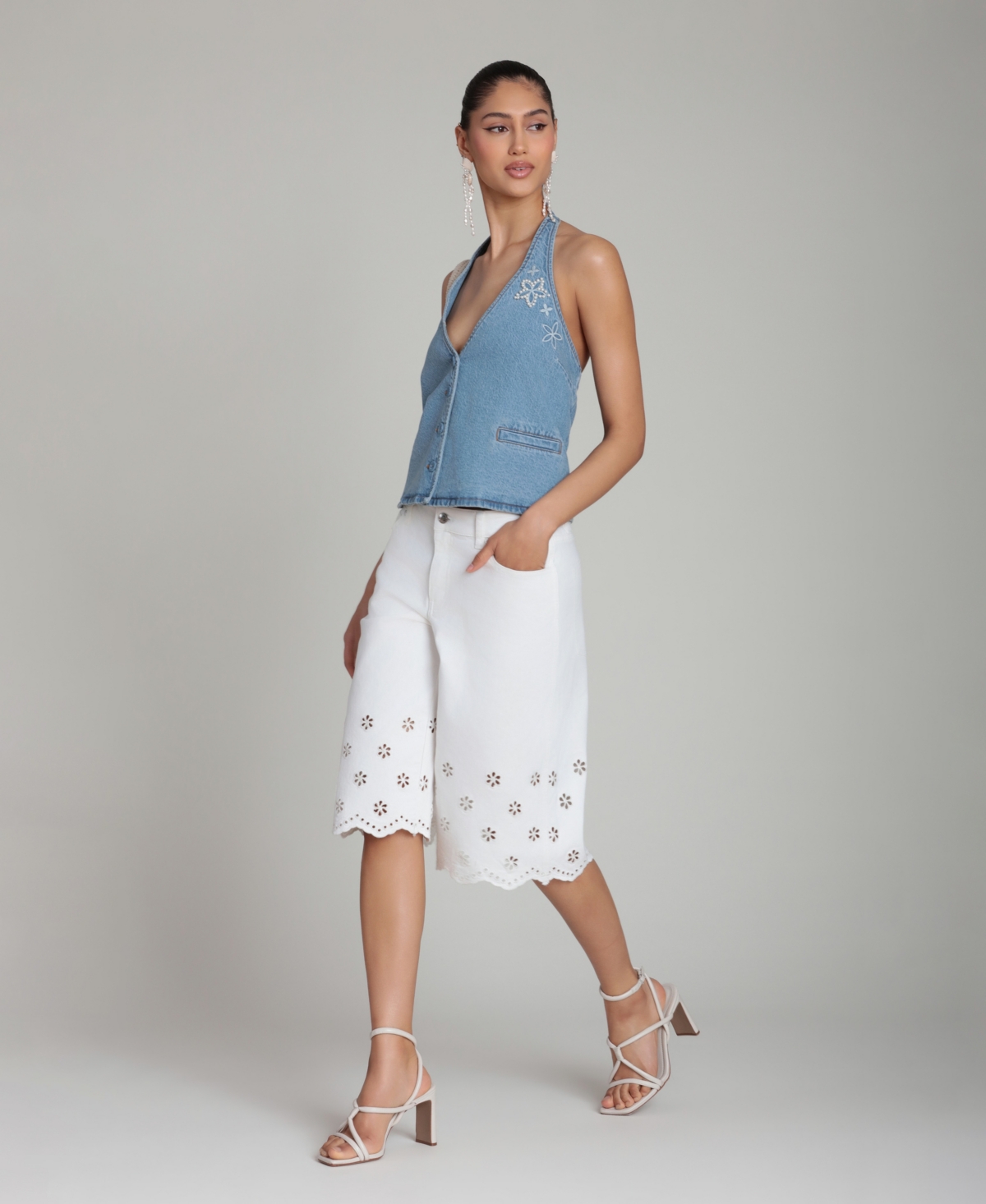 Avec Les Filles Women’s Mid-Rise Floral Cutout Detail Shorts – White