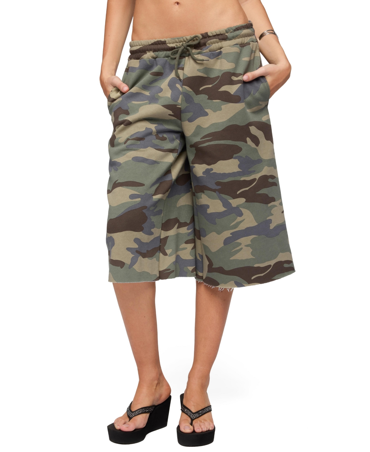 Edikted Women’s Camo Rush Oversized Bermuda Shorts – Olive