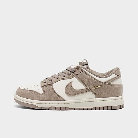 Nike Women’s Dunk Low Mini Swoosh Casual Shoes in Sail/Metallic Gold/Malt Size: 5.0 Nike Women’s Dunk Low Mini Swoosh Casual Shoes in Sail/Metallic Gold/Malt Size: 5.0