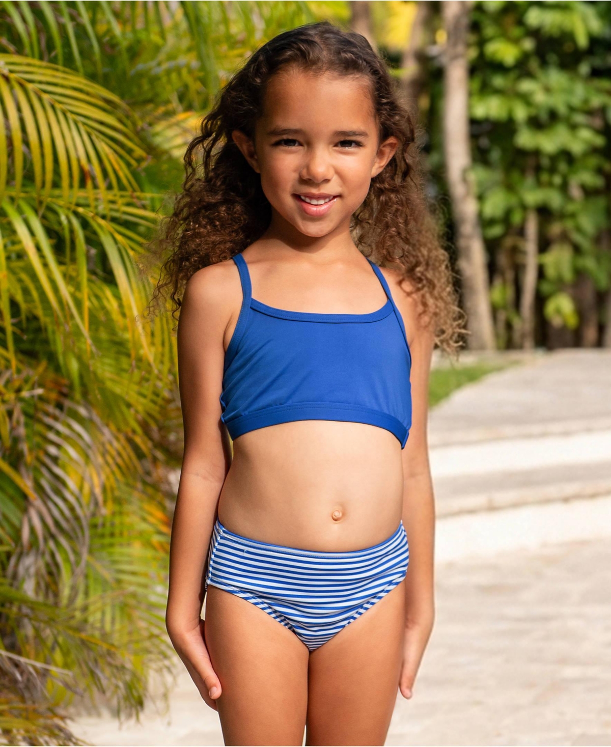 Lands’ End Girls Chlorine Resistant Short Sleeve Rash Guard 3 Piece Swimsuit Set – Red/white/blue floral Lands’ End Girls Chlorine Resistant Short Sleeve Rash Guard 3 Piece Swimsuit Set – Red/white/blue floral